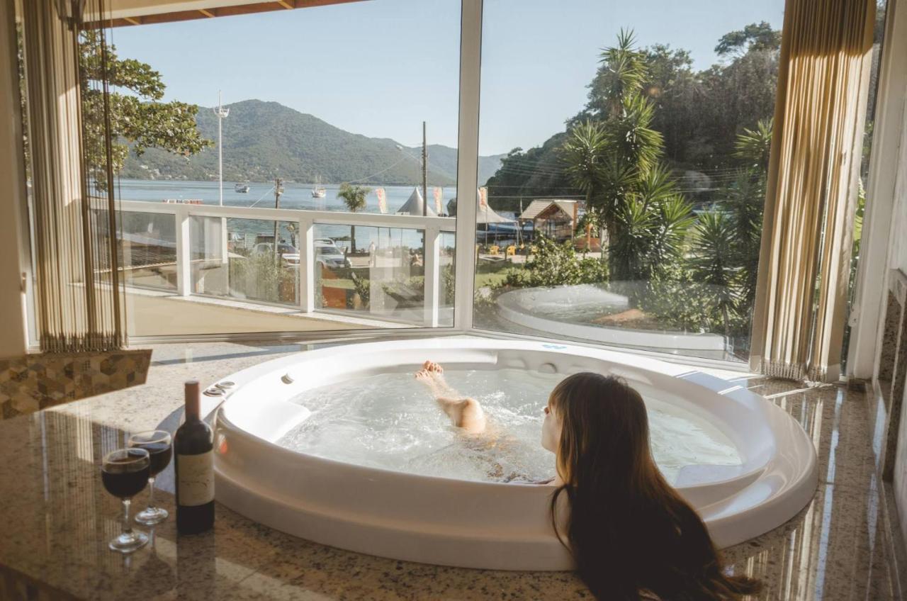 Suite with Hot Tub,560324940:JPEG